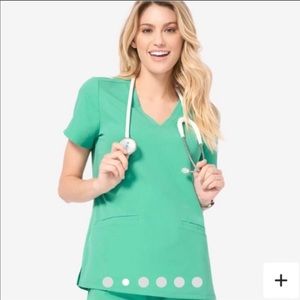 Figs Surgical Green 3 pocket scrub top